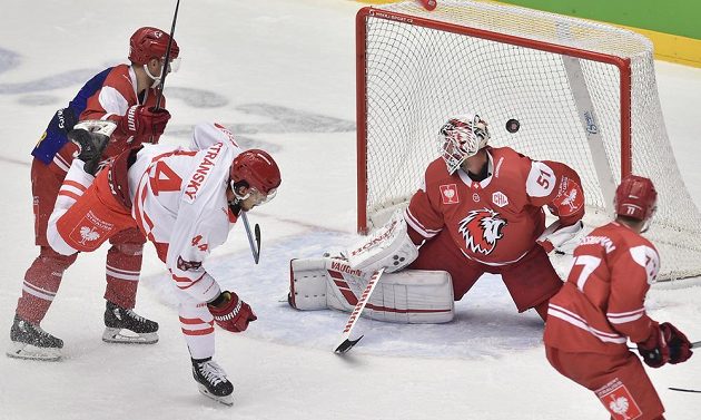 Vítězný gól hokejistů Třince v prodloužení duelu Ligy mistrů s Lausanne. Zleva Christoph Bertschy z Lausanne, autor gólu Matěj Stránský z Třince, překonaný brankář Tobias Stephan a Robin Grossmann z Lausanne.
