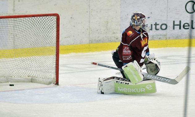 Brankář Sparty Matěj Machovský po inkasovaném gólu.