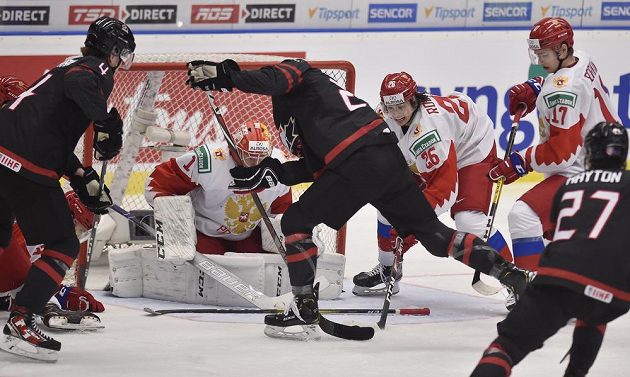Situace před ruskou brankou ve finále MS Zleva Bowen Byram z Kanady, brankář Amir Miftachov z Ruska, Dylan Cozens z Kanady, Alexandr Romanov z Ruska, Maxim Sorkin z Ruska a Barrett Hayton z Kanady.