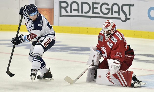 Rastislav Dej z Vítkovic a brankář Třince Patrik Bartošák v akci během utkání hokejové extraligy.