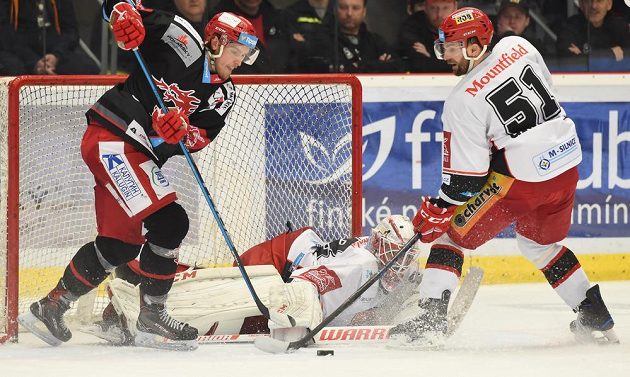 Zleva Ondřej Kovařčík z Třince, brankář Patrik Rybár a Dominik Graňák z Hradce Králové.