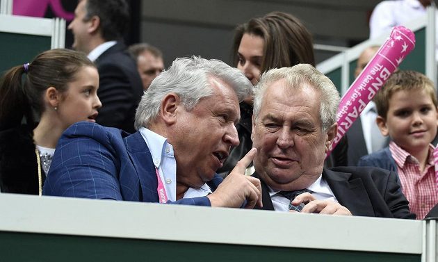 Prezident republiky Miloš Zeman a Miroslav Černošek (vlevo) sledují první utkání Petry Kvitové s Andreou Petkovicovou z Německa ve finále Fed Cupu.