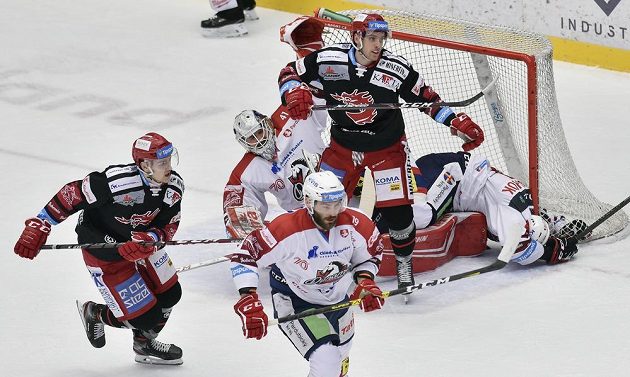 Zleva Michal Kovařčík z Třince, brankář Pardubic Pavel Kantor, Robert Kousal z Pardubic, Ondřej Kovařčík z Třince a Stěpan Zacharčuk z Pardubic v utkání 50. kola extraligy.