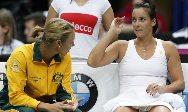 Jarmila Gajdošová (vpravo), sobotní soupeřka české tenisové jedničky Petry Kvitové, v rozhovoru s kapitánkou australského fedcupového družstva Alicií Molikovou.