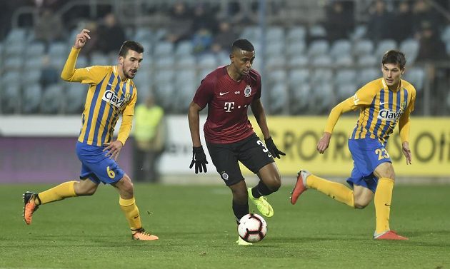 Fotbalista Gogol Tedros Mebrahtu ze Sparty proniká v osmifinále fotbalového poháru MOL Cup k brance SFC Opava. Jeho snažení sledují Jan Řezníček a Jaroslav Svozil.