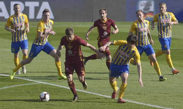 Zleva Jan Schaffartzik a Dominik Simerský z Opavy, Vojtěch Hadaščok a Pablo González z Dukly Praha, Jaroslav Svozil, Jakub Janetzký a Matěj Hrabina z Opavy.