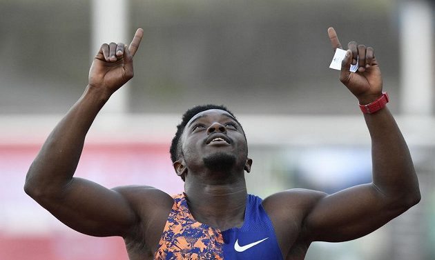 Arthur Gue Cissé z Pobřeží slonoviny vyhrál závod na 100 metrů na atletickém mítinku Memoriál Josefa Odložila.