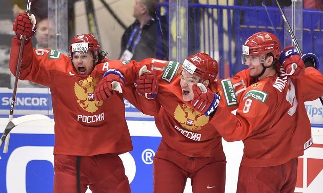Ruští hokejisté (zleva) Alexandr Romanov, Vasilij Podkolzin a Ivan Morozov se radují z vítězství v semifinále nad Švédy
