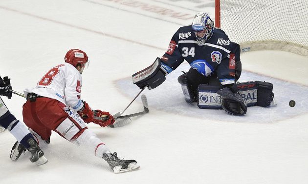 Martin Gernát z Třince a brankář Plzně Dominik Frodl v akci během semifinále hokejové extraligy.