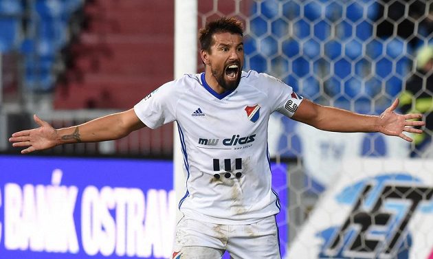 Útočník Milan Baroš z Baníku Ostrava se zlobí během utkání 13. kola první fotbalové ligy s FK Mladá Boleslav.