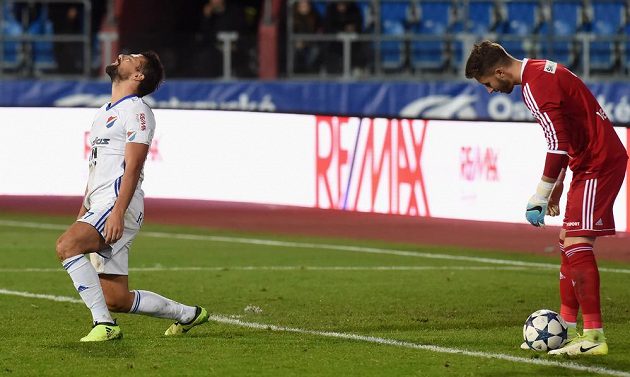 Útočník Milan Baroš z Baníku Ostrava promarnil šanci v utkání 13. kola HET ligy s Mladou Boleslaví. Míč má pod kontrolou brankář soupeře Luděk Vejmola.