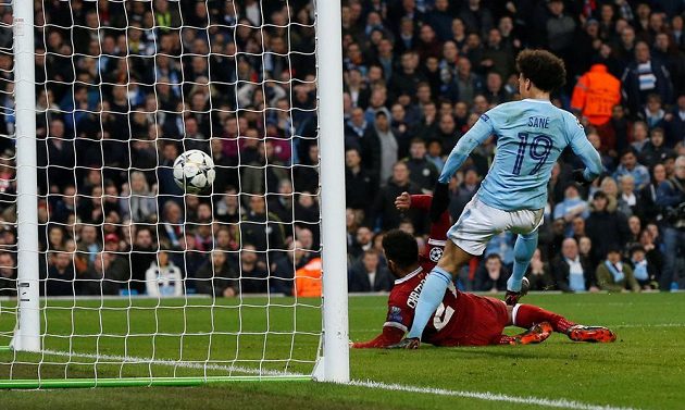 Leroy Sané z Manchesteru City vstřelil gól do sítě Liverpoolu. Sudí jej ale chybně neuznal.