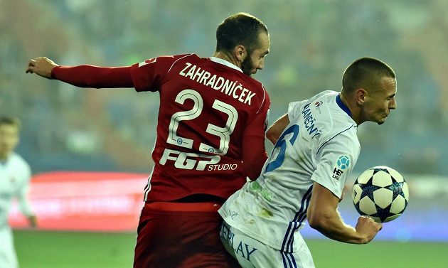 Olomoucký Tomáš Zahradníček (vlevo) atakuje Denise Granečného z Baníku Ostrava v utkání 11. kola HET ligy.