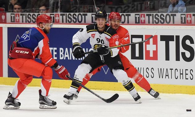 Zleva Martin Růžička z Třince, Jesper Boqvist z Brynäsu a Lukáš Krajíček z Třince.