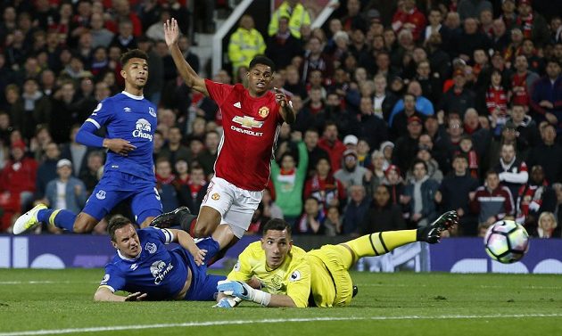 Fotbalista Manchesteru United Marcus Rashford střílí na branku Evertonu v utkání Premier League.