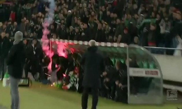 Šok pro náhradníky Hannoveru. Rachejtle ze sektoru fandů Wolfsburgu doletěla až na lavičku.