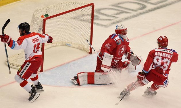 Olomoucký útočník Jan Eberle se raduje z gólu, překonal třineckého brankáře Šimona Hrubce.Vpravo přihlíží útočník Ocelářů Martin Adamský.