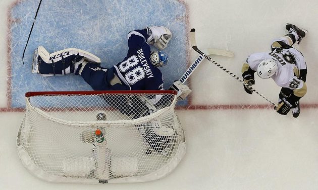 Útočník Pittsburghu Phil Kessel otevírá skóre šestého finále Východní konference. Brankář Tampy Andrej Vasilevskij neměl nárok.