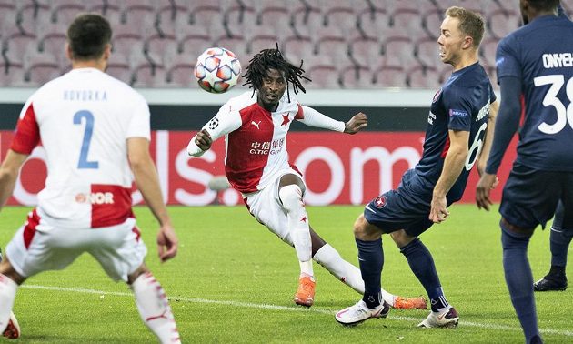 Slávista Peter Olayinka (uprostřed) dává gól v odvetě 4. předkola Ligy mistrů proti Midtjyllandu.