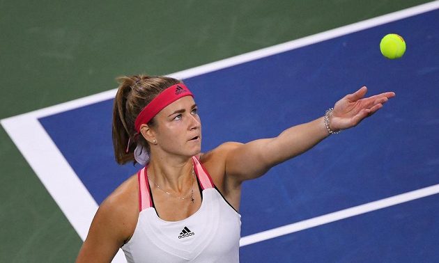 Karolína Muchová při osmifinálovém utkání s Běloruskou Viktorií Azarenkovou.