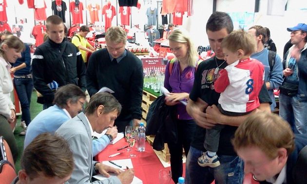 Čaroděj Vaniak a jeho reminiscence na nedávnou úspěšnou slavistickou minulost, to byla pro Eden, prožívající momentálně těžké dny, alespoň částečná útěcha.