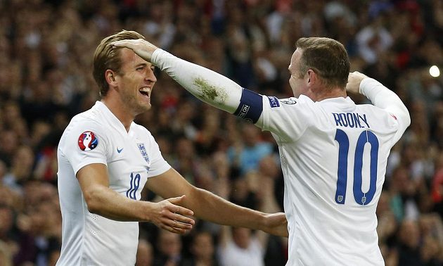 Angličtí fotbalisté Harry Kane a Wayne Rooney se radují z gólu v kvalifikaci proti Švýcarsku.