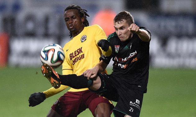 Costa (vlevo) ze Sparty a Jiří Mareš z Příbrami během utkání osmifinále Poháru FAČR.