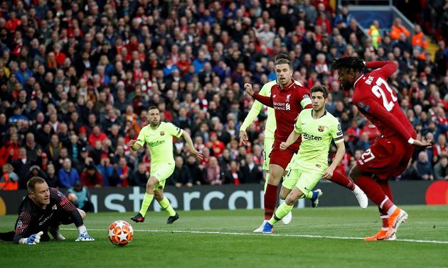 Liverpoolský Divock Origi dává první gól v odvetě semifinále Ligy mistrů proti Barceloně.