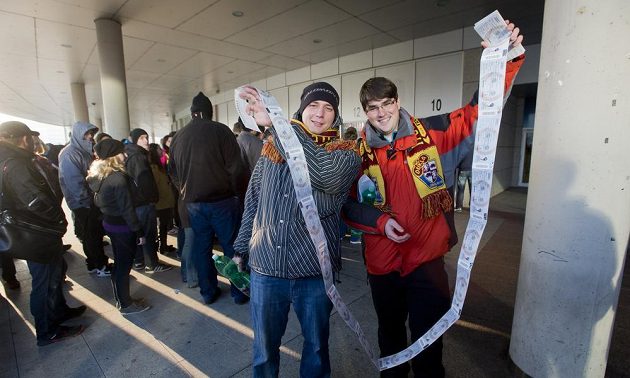 U pražské O2 areny čekají fanoušci na vstupenky na hokejové MS v dlouhých frontách. Tito šťastní majitelé u pokladen čekali už od jedné hodiny ranní.