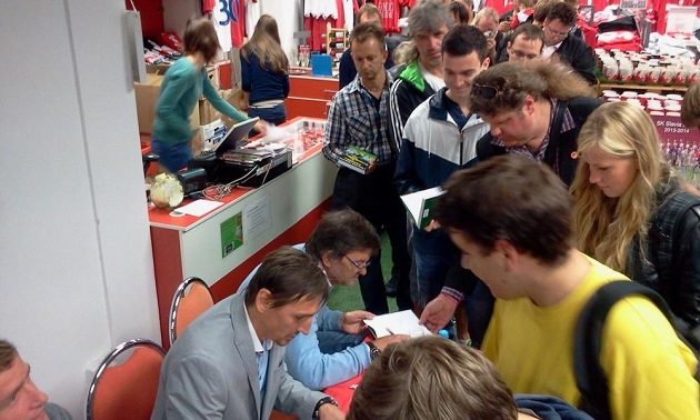 Na autogram Čaroděje Vaniaka si museli vystát slavističtí fanoušci ve fan shopu frontu.