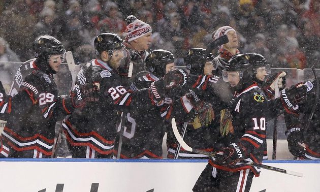 Útočník Chicaga Patrick Sharp (10) oslavuje úvodní branku utkání s Pittsburghem.