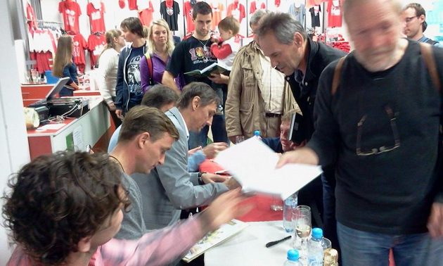 Nejen Martin Vaniak, ale i Vladimír Šmicer a Karol Kisel rozdali ve slavistickém fanshopu desítky a desítky autogramů.