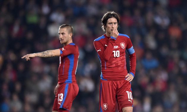 Kapitán české fotbalové reprezentace Tomáš Rosický a Lukáš Vácha během přátelského střetnutí s USA.