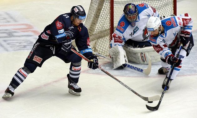 Liberecký hokejista Milan Bartovič (vlevo) a brankář Ján Laco a Brett Flemming z Chomutova během semifinále play off-