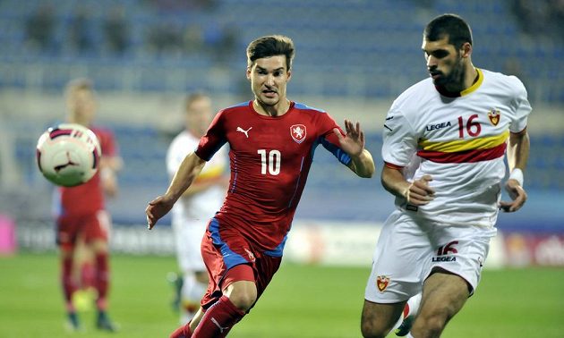 Český fotbalový záložník Michal Trávník (vlevo) a Goran Milojko z Černé Hory v kvalifikaci ME 2017 hráčů do 21 let.