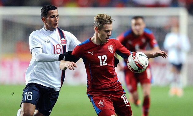 Český útočník Matěj Vydra (vpravo) a Omar Elabdellaoui z Norska během přátelského utkání.