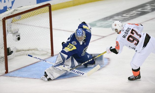 Hokejový útočník Connor McDavid se snaží vyzrát během Utkání hvězd NHL na brankáře Andreje Vasilevského.