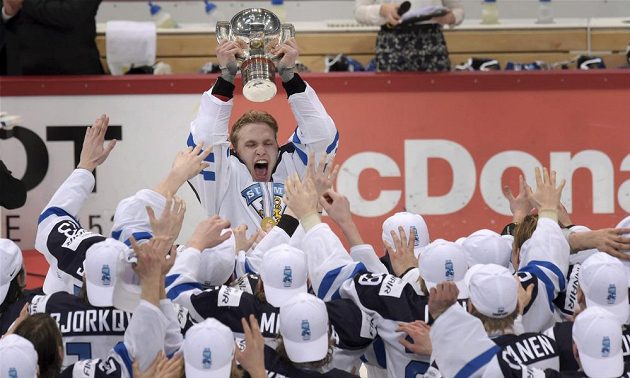 Kapitán finské reprezentace 20 let Mikko Rantanen slaví s pohárem pro mistry světa.