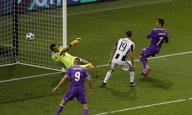 Cristiano Ronaldo (vpravo) na přední tyči znovu překonává Buffona v bráně a upravil stav na 3:1.