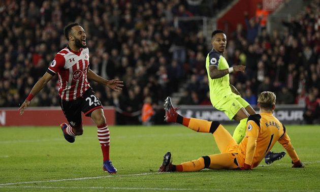 Nathan Redmond ze Southamptonu (vlevo) překonává liverpoolského brankáře Lorise Kariuse v úvodním semifinálovém střetnutí Ligového poháru.