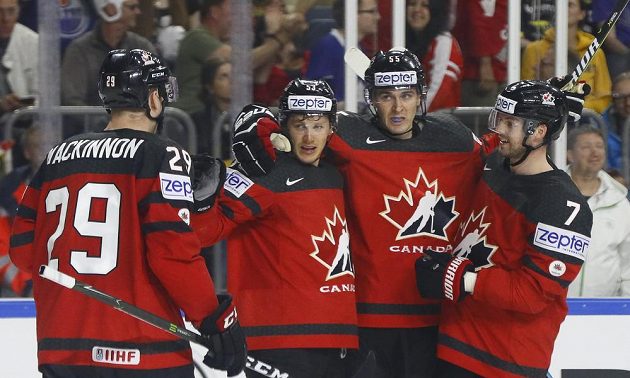 Kanadský hokejista Jeff Skinner slaví se spoluhráči gól v německé síti během čtvrtfinále mistrovství světa.