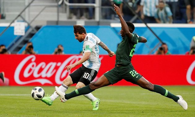 Gólová situace. Argentinec Lionel Messi dostal skvělou přihrávku a proti Nigérii otevřel skóre. Marně se natahuje Kenneth Omeruo.
