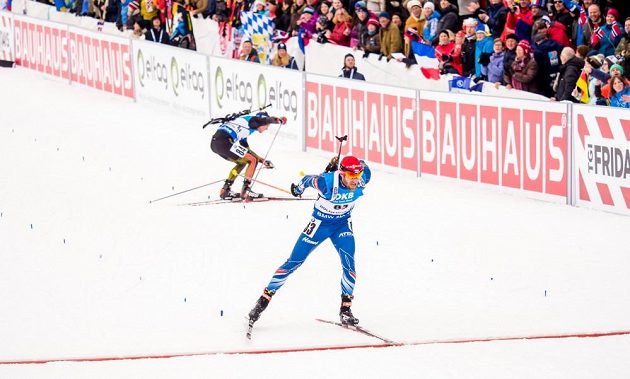 Český biatlonista Michal Šlesingr se vyhnul kousek před cílem pádu Simona Schemppa z Německa a finišoval jako patnáctý.