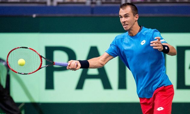 Lukáš Rosol během zápasu s Philippem Kohlschreiberem z Německa v Hannoveru.