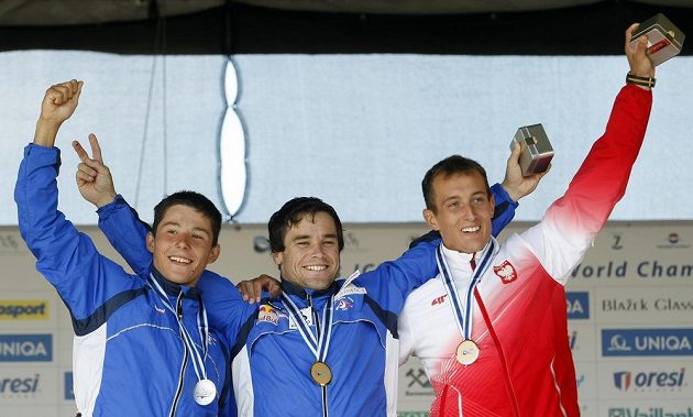 Vavřinec Hradilek (uprostřed) a Jiří Prskavec (vlevo) oslavují zisk zlaté a stříbrné medaile. Vpravo třetí v pořadí polák Mateusz Polaczyk.
