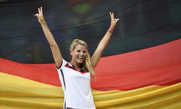 Tahle německá fanynka má důvod k radosti. Svěřenci trenéra Löwa nasázeli Portugalsku čtyři góly.
