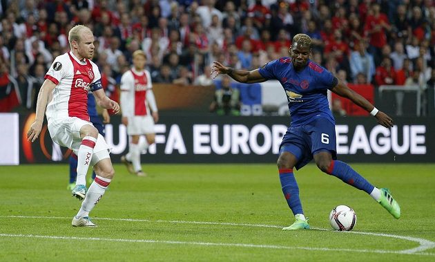 Paul Pogba z Manchesteru United střílí první gól finále Evropské ligy. Smolně míč tečoval stoper Ajaxu Davinson Sánchez (mimo snímek).