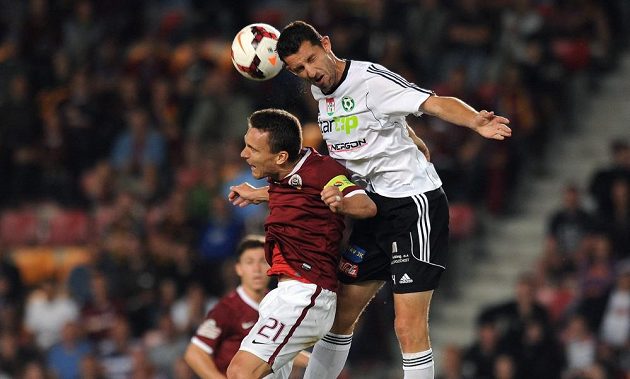 Obránce Příbrami Tomáš Hájovský (vpravo) a útočník Sparty David Lafata během utkání 6. kola Gambrinus ligy