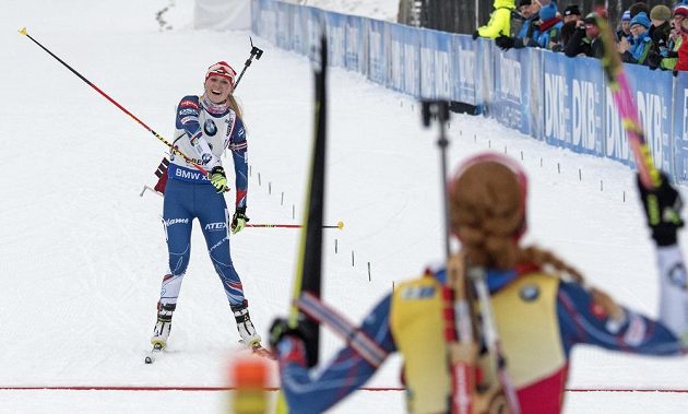 Vítězka Gabriela Koukalová vítá v cíli závodu s hromadným startem třetí Evu Puskarčíkovovu.