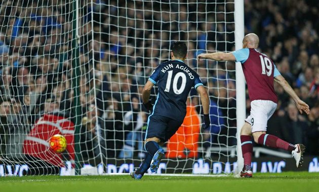 Sergio Aguero z Manchesteru City právě vstřelil svůj druhý gól do sítě West Hamu v zápasu 23. kola anglické Premier League.